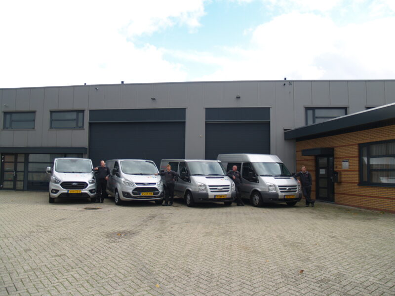 4 busjes met 4 mannen op een rij